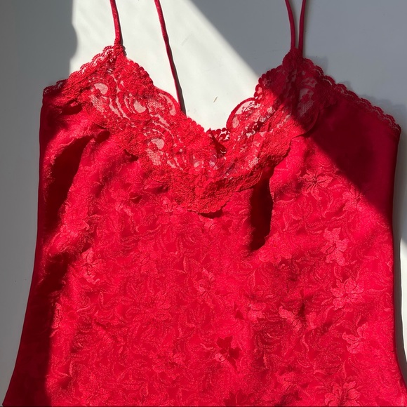 Red lace cropped shirt, size small fits big, in great condition never worn - Picture 2 of 4